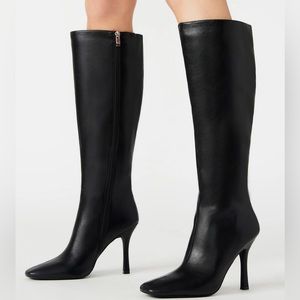A square toe & a stiletto heel. Knee boot a sharp angular look. WORE ONCE